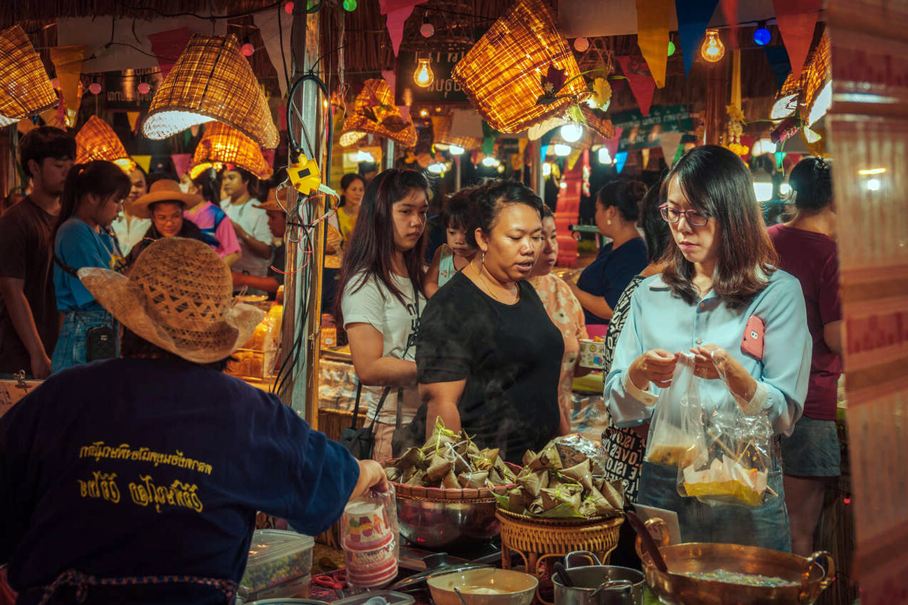 Explore the foods and drinks at Phitsanulok Night Bazaar